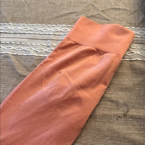 NVGTN Peach Lift Seamless Leggings - Picture 4 of 4